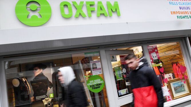 Peatones pasan delante de una tienda Oxfam en Londres, Reino Unido, la pasada semana.