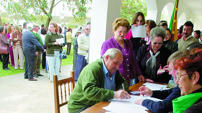 Retrospectiva de la recogida de firmas a favor de la segregación de La Barca el Día de Andalucía de 2002.