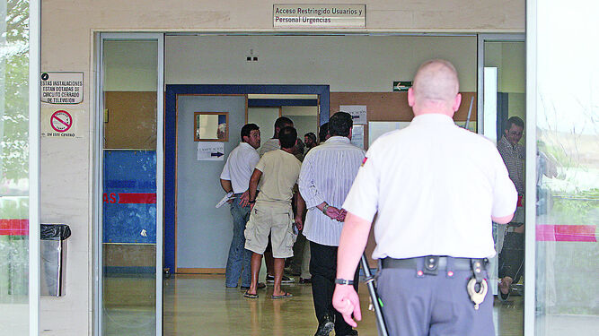Un vigilante de espaldas en la puerta del área de Urgencias del hospital.