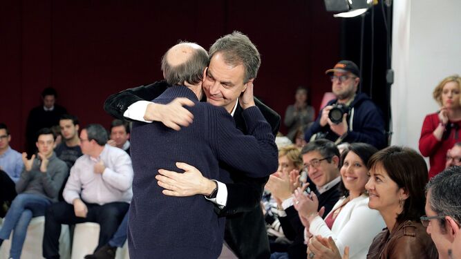 José Luis Rodríguez Zapatero abraza a Alfredo Pérez Rubalcaba en un acto celebrado ayer en San Sebastián.