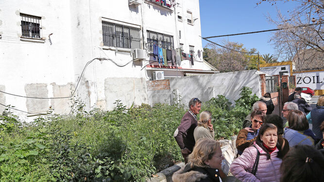 Vecinos concentrados junto a la parcela abandonada, con 'salida' en la calle José de Arce, el pasado viernes.