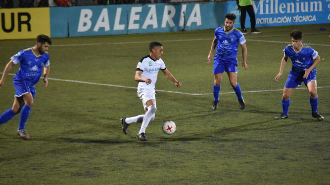 Los azulinos aguantaron el tipo en el Murube durante 75 minutos, hasta que Víctor González anotó de penalti.