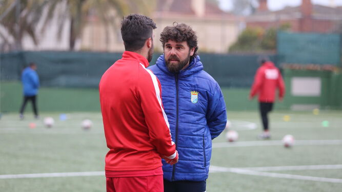 Juan Pedro dialoga en un entrenamiento con Gonzalo.