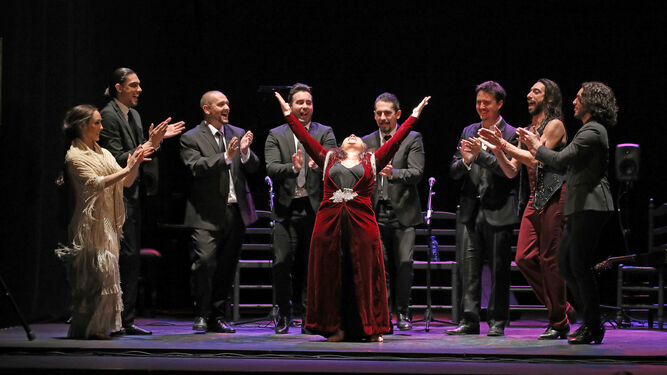 La gaditana concluye su noche en Jerez con todo el elenco en el escenario.