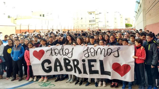 Los alumnos del colegio Nicolás Salmerón con la pancarta de 'Todos somos Gabriel'