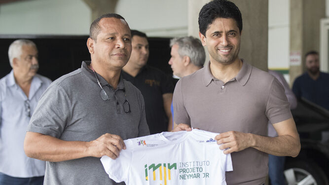 Nasser Al Khelaifi con el padre de Neymar