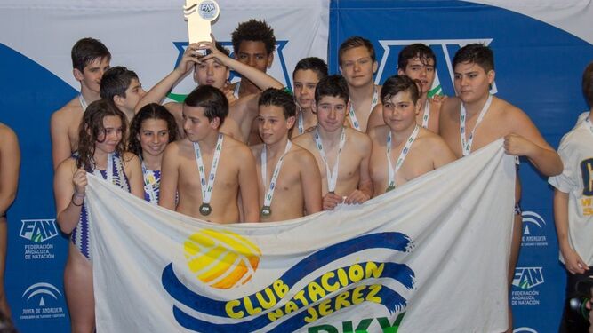 Los infantiles del CN Jerez, con el trofeo de campeones de Andalucía.