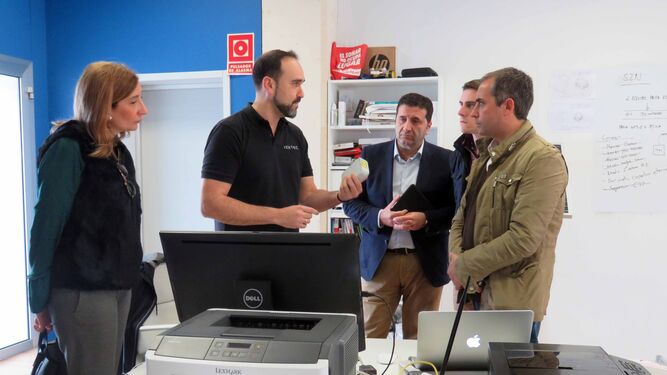 Visita de Antonio Saldaña y compañeros del PP de Jerez, ayer, a una empresa del PTA.