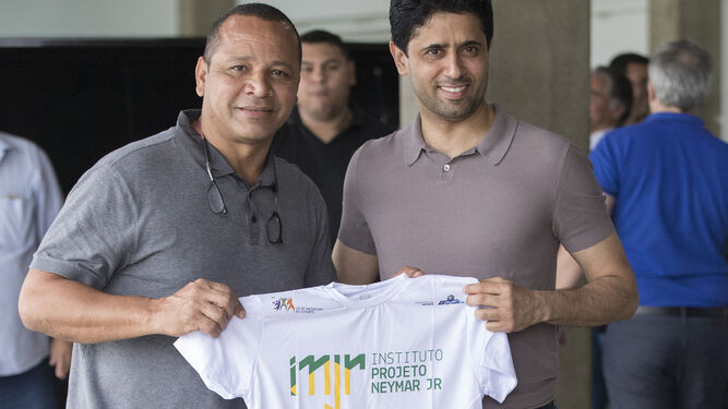 El padre de Neymar junto al presidente del PSG, Nasser al Khelaifi.