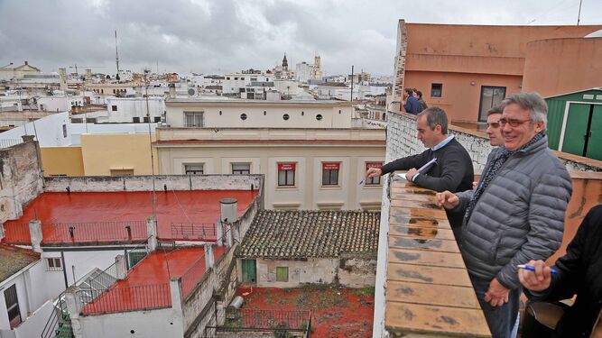 Saldaña, Espinar y Durá observan ayer inmuebles desde la sede del PP en la calle Larga.