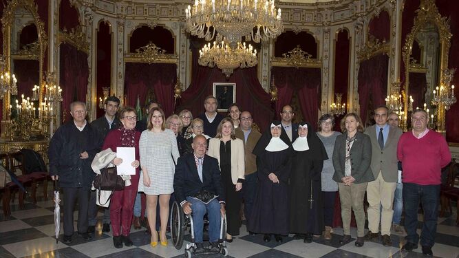 Irene García e Isabel Armario con los representantes de las entidades ayer en el Palacio provincial.