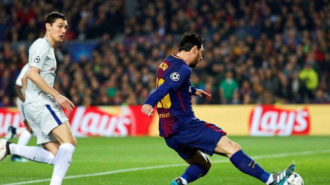 Leo Messi remata con la derecha tras una veloz acción para lograr el 1-0 a los dos minutos de partido.
