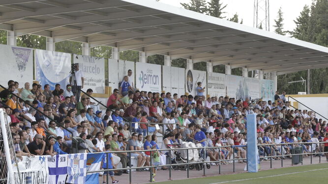 La tribuna de Guadalcacín, repleta en el primer partido del Xerez CD con Jesús Mendoza en el banquillo en la temporada 14-15: Juan Pedro espera un ambiente similar mañana ante el Castilleja.