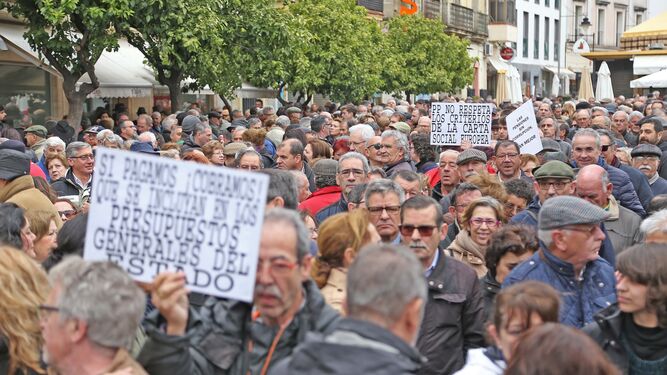 La Marea de Pensionistas y Jubilados de Jerez concentrada ayer en la plaza Esteve, antes de comenzar la manifestación.