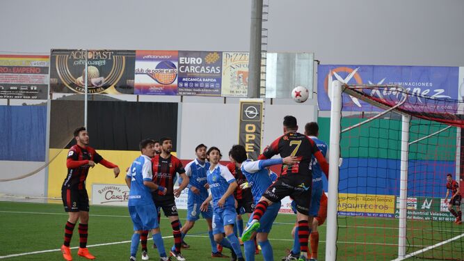 El pontanés Maero espera el balón para cabecear a la red el tercer gol del San Fermín ante el Guadalcacín