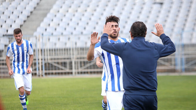 Juanma Carrasco celebra con Paco Cala el gol que le hizo al Chiclana.