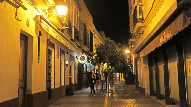 Imagen de bares cerrando de noche en la calle San Pablo.