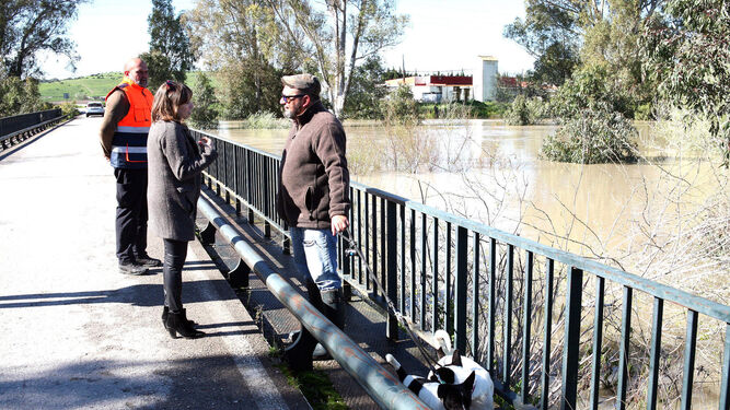 Laura Álvarez supervisa ayer el estado del río a su paso por La Greduela.