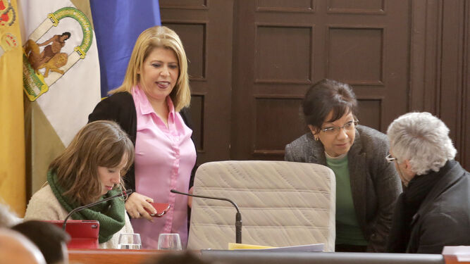 La alcaldesa abandona el pleno tras la aprobación del presupuesto.