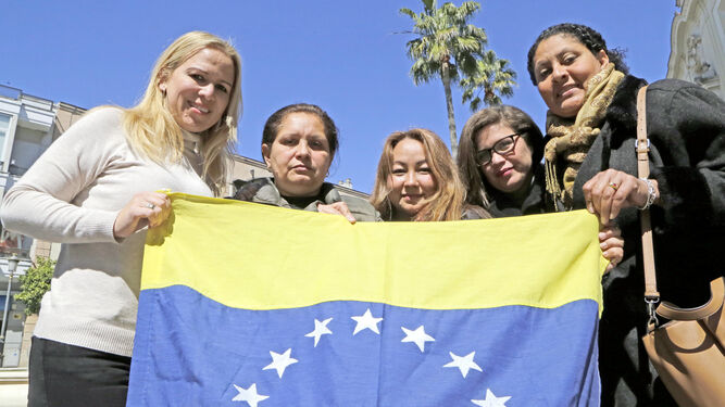 Jessica Quintero, Zaida Graterol, Mónica Herrera, Verónica Medina y Janet González, con la bandera venezolana en la calle Larga.