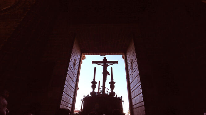 El Cristo de la Viga se perfila en la puerta principal de la Catedral de Jerez haciéndose a la luminosa tarde de ayer.