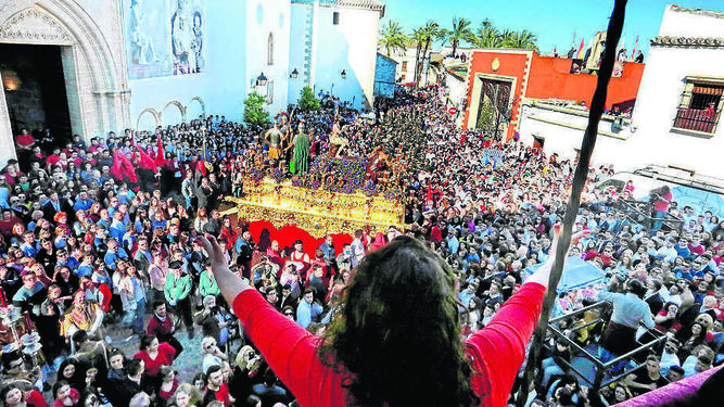 Macarena de Jerez, en pleno esfuerzo, cantando una saeta a Jes&uacute;s de las Penas ante una abarrotada plaza de San Mateo.