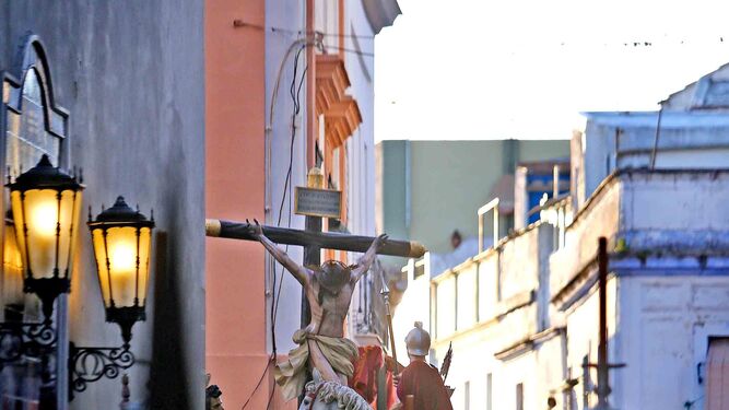 El misterio de la Lanzada, en la calle Carmen, ayer antecedido por sus nazarenos.