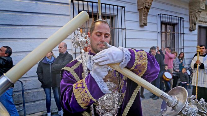 Un ac&oacute;lito enciende un cirio ayer a un nazareno en la plaza de la Asunci&oacute;n.