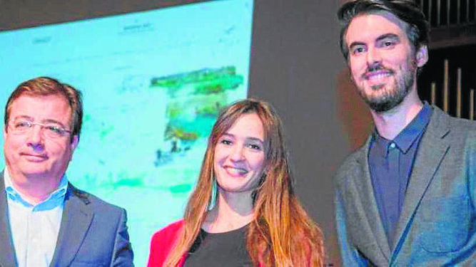 Los autores, junto al presidente de la Junta de Extremadura, Guillermo Fernández Vara, en la entrega de premios.