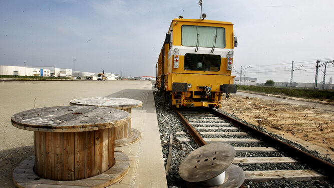 Un tren reposa sobre las vías, sin uso, de la terminal ferroviaria de mercancías de Jerez.