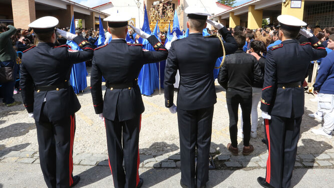 Militares de la Armada saludando la salida del Cristo de la Exaltaci&oacute;n.