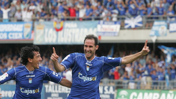 Moreno celebra junto a Pedro Ríos su gol al Huesca en el ascenso a 1ª.
