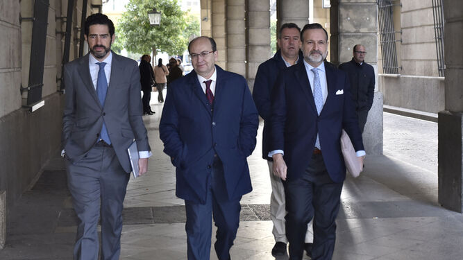 El presidente del Sevilla, José Castro, acompañado por sus abogados en los juzgados del Prado.
