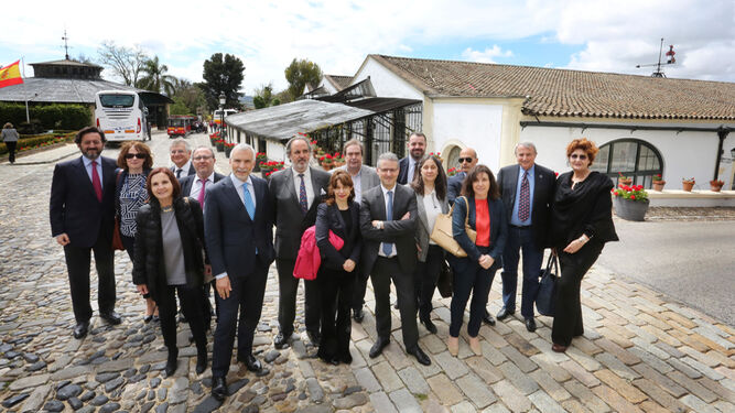 Los cónsules italianos en España tras la visita a los alrededores de la bodega una vez pausada la reunión anual, celebrada en esta ocasión en las instalaciones de González Byass.