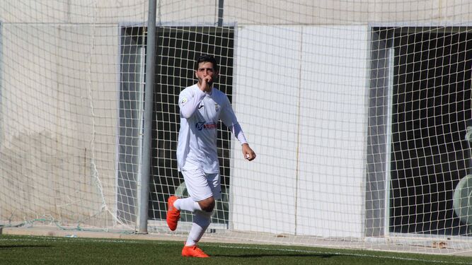 David Narváez dedica a su pequeña Alma uno de los dos goles que le hizo al Cádiz B en El Rosal.