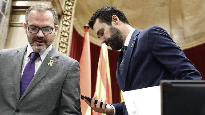 El presidente del Parlament, Roger Torrent, junto al vicepresidente, Josep Costa.