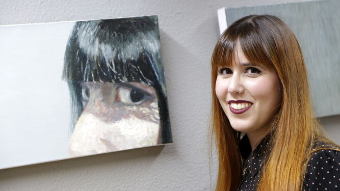 Ana Ledo posa junto a su retrato.