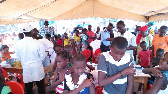 Un grupo de chicos de Costa de Marfil después de la vacuna.