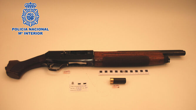 Imagen de la escopeta con la culata y los cañones recortados que fue intervenida por la Policía Nacional.