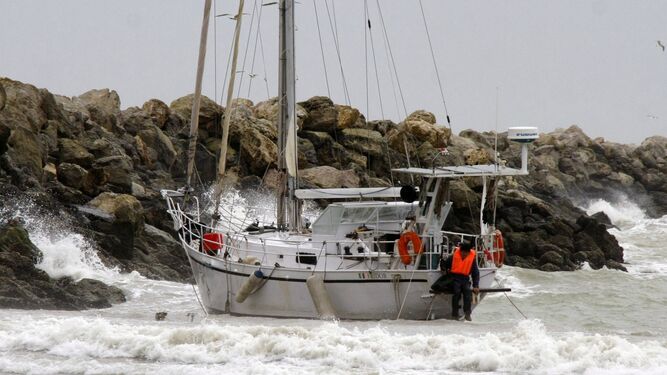 Un velero en apuros por el fuerte viento y el oleaje en El Puerto