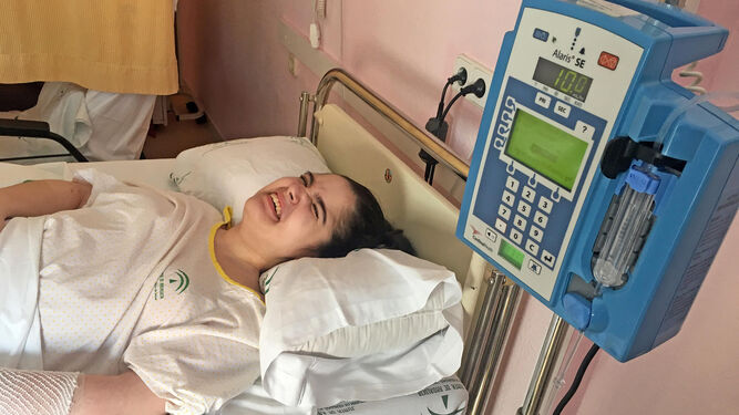 La joven Alba, ingresada en el hospital, durante una de las crisis de dolor.
