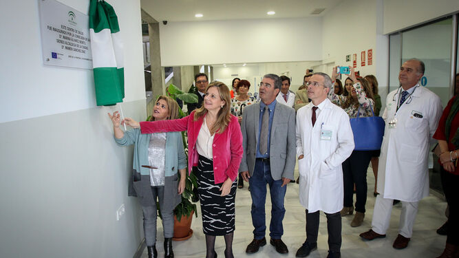 La consejera de Salud descubre la placa de inauguración del centro de La Milagrosa el pasado noviembre.