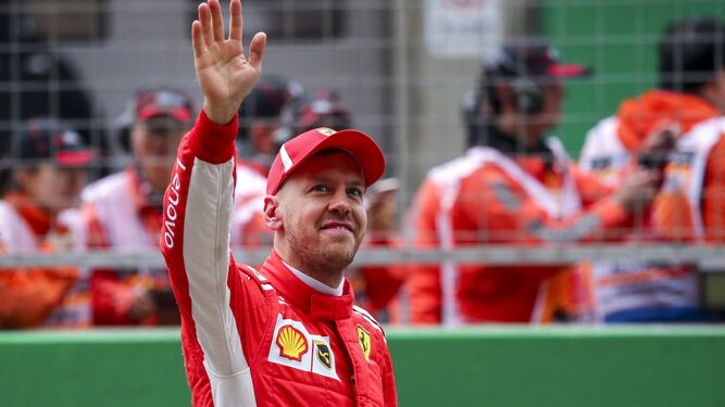 Sebastian Vettel saluda tras su 'pole'