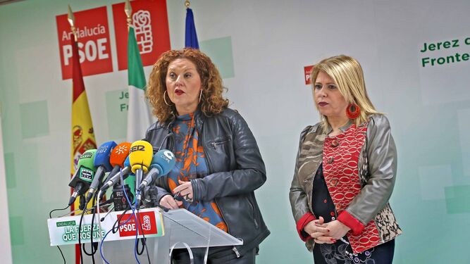 Araceli Maese y Mamen Sánchez, ayer en la sede del PSOE.