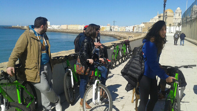 Seminario sobre movilidad urbana en el Paseo del Vendaval de Cádiz.