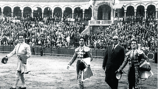 Curro Romero, Paco Camino, el ganadero José Benitez Cubero y Diego Puerta dan la vuelta al ruedo.