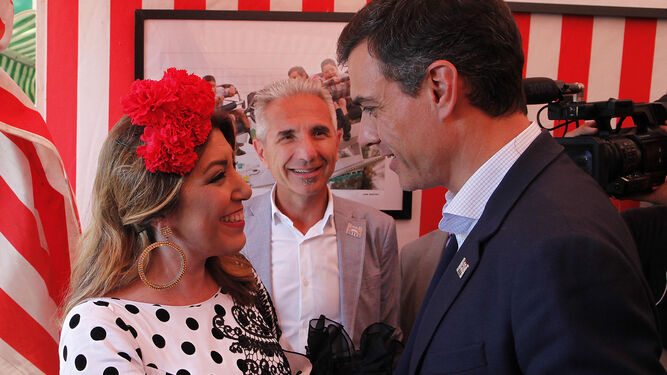 Susana Díaz mira a Pedro Sánchez, ante la mirada de Miguel Ángel Vázquez
