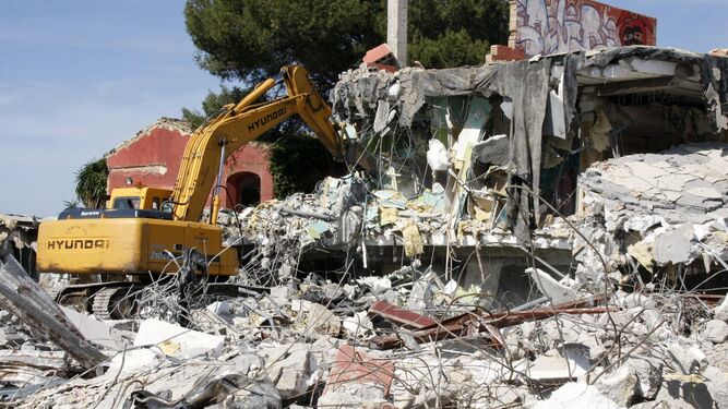 Una imagen del derribo de las edificaciones ilegales en los terrenos de Las Beatillas, ayer en El Puerto.
