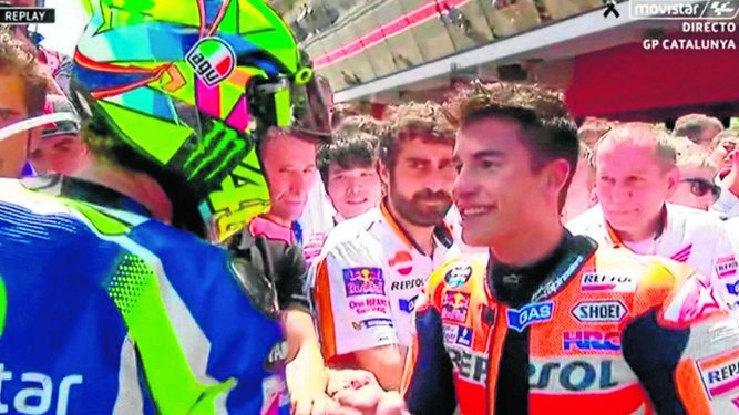 Captura de la imagen televisiva del apretón de manos entre Valentino Rossi y un sonriente Marc Márquez.