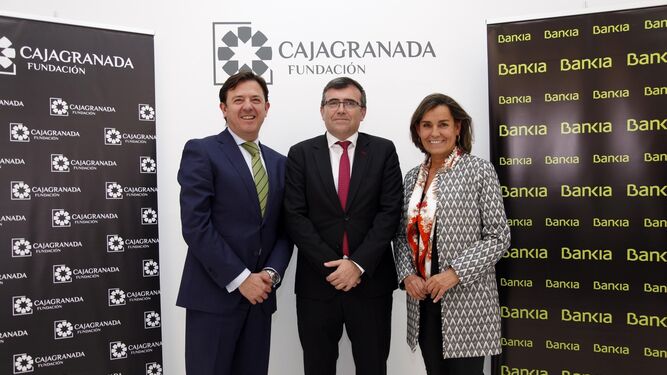 Responsables territoriales de Bankia y el director de CajaGranada Fundación.